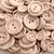 Conjunto com 490 botões redondos de madeira para costura. Ideais para aplicações decorativas em roupas, artesanato e projetos DIY. - comprar online