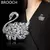 Broche feminino em formato de cisne com strass. Acessório sofisticado, ideal para roupas elegantes e looks refinados. - Vilna Crochê
