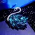 Broche feminino em formato de cisne com strass. Acessório sofisticado, ideal para roupas elegantes e looks refinados. - loja online