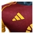 Camisa Roma I 25/26 masculina Adidas, vermelha com detalhes amarelos, conforto e estilo para torcedores e jogadores.
