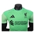 Camisa de goleiro verde do Liverpool, modelo 25/26, com logo da Adidas e patrocinador Standard Chartered.