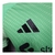 Detalhe do logo Adidas em preto na camisa verde de goleiro do Liverpool 25/26