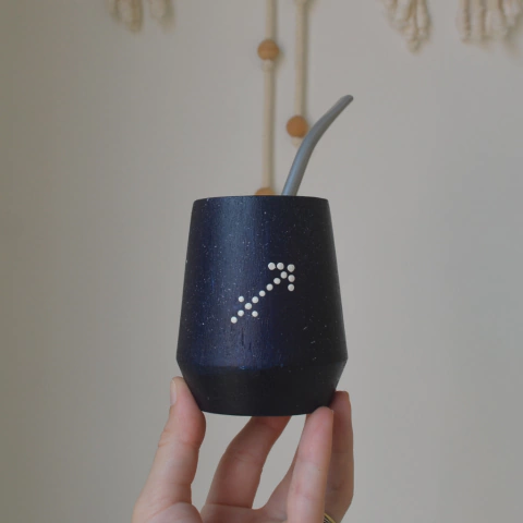 mate de madera pintado a mano con diseño de signos del zodiaco