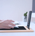 Mousepad de madera sustentable con soporte de celular, ideal para regalos empresariales. 