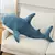 SharkPillow™ - Tubarão de pelúcia macio recheado fofo [Reduz Estresse e Ansiedade] na internet