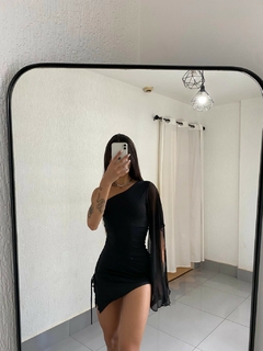 Vestido Curto Colado Tubinho com Fenda e Manga - comprar online