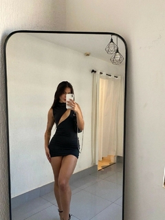 Vestido Curto Colado Tubinho Com Abertura em Tule