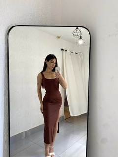 Vestido Feminino Longo Colado com Fenda e Abertura nas Costas - comprar online