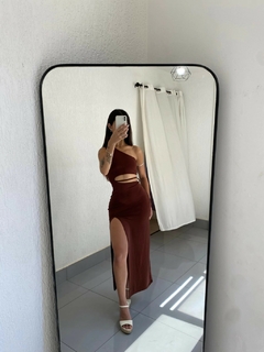 Vestido Feminino Longo Colado com Fenda na internet