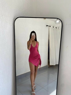 Vestido Curto Colado Tubinho com Fenda e Alça Franzir