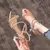 Sandálias de ouro prateado elegante designer de moda strass 2025 verão novos sapatos de salto médio vestido mulher festa sexy saltos stiletto - LUXE