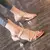 Sandálias de ouro prateado elegante designer de moda strass 2025 verão novos sapatos de salto médio vestido mulher festa sexy saltos stiletto na internet