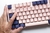 Teclado Mecanico Ducky One 3 TKL Fuji Teclas de color rosa y azul marino Blue interruptor Ingles PBT Doble disparo sin costuras Estuche superior rosa - Iter Binarii