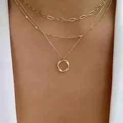 Colar com pedra em formato de estrela, coração e ponto de luz, um colar fino e elegante