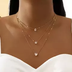 Colar com pedra em formato de estrela, coração e ponto de luz, um colar fino e elegante