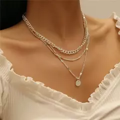 Colar com pedra em formato de estrela, coração e ponto de luz, um colar fino e elegante