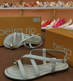 Sandália detalhe dourado no dedo na internet