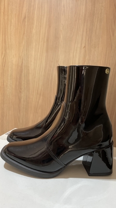 Bota cano medio envernizada moleca - comprar online
