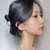 Brincos K-pop Jungkook - Design Coreano com Letra JK em Dourado – Joia Estilo Idol na internet