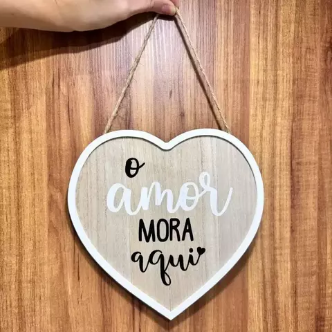 Placa Decorativa em MDF com Formato de Coração e Borda Branca - 20x20cm
