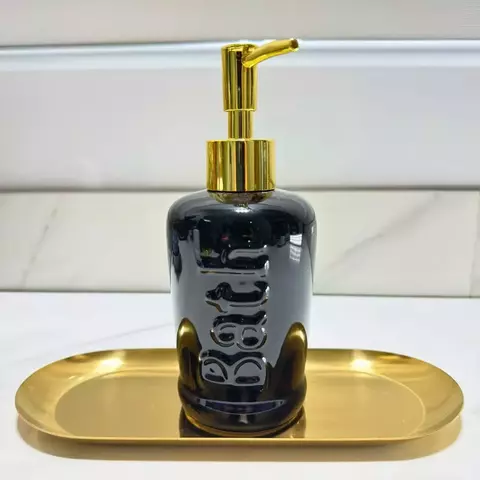 Porta Sabonete Líquido de Porcelana Preta com Detalhe Dourado e Escrita "Bath" - 17,5cm