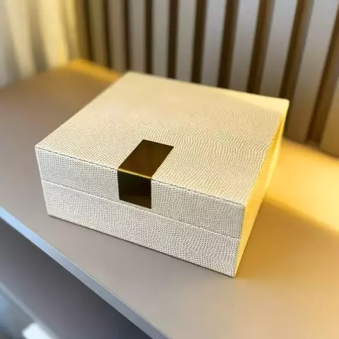 Caixa Quadrada Decorativa de MDF com Couro Sintético na Cor Areia e Detalhe Dourado - 19x8x18cm