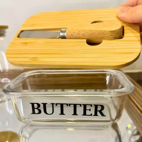 Manteigueira de Vidro com Tampa de Bambu e Espaço para Espátula da Wolf – 15x11x5cm