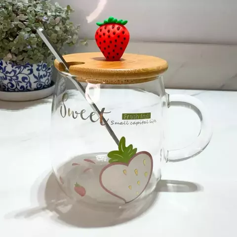 Caneca Morango Decorativa de Vidro com Tampa de Bambu e Colher de Metal - 450ml