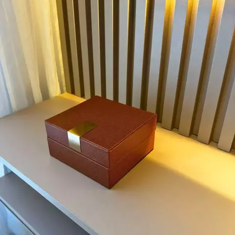 Caixa Quadrada Decorativa em MDF com Couro Sintético Mocca e Detalhe Dourado – 16x8x15cm