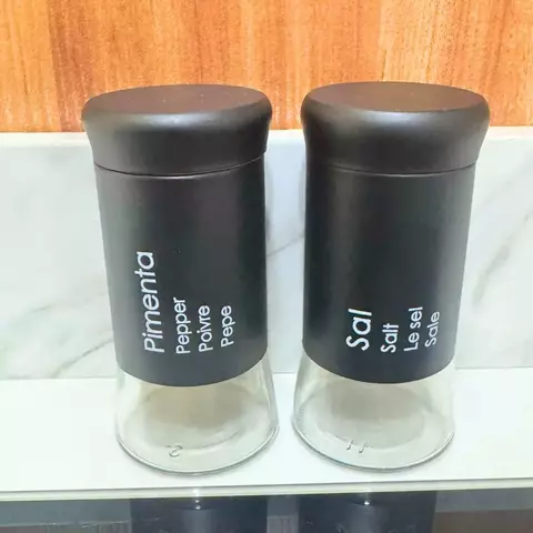 Kit Saleiro e Pimenteiro em Vidro e Inox Cor Preta 2 Peças - 11x5,5cm