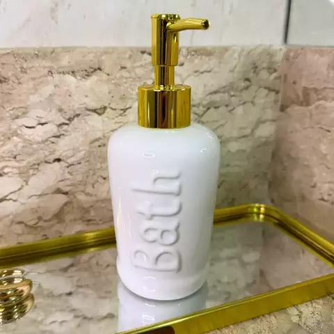Porta Sabonete Líquido de Porcelana Branca com Detalhe Dourado e Escrita "Bath" - 17,5cm