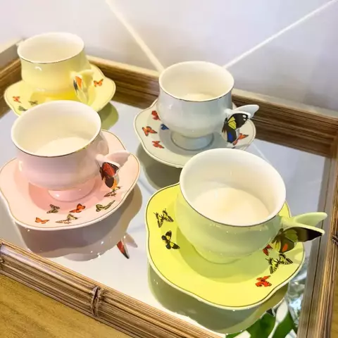 Jogo com 4 Xícaras de Chá e Pires em Porcelana Colorida com Borda Dourada 8 Peças – 200ml