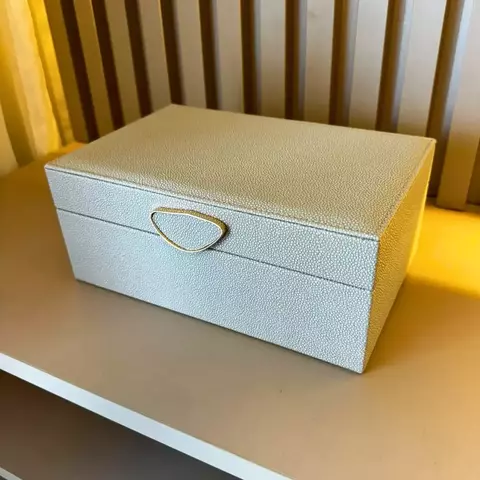 Caixa Retangular Decorativa em MDF com Couro Sintético Cinza Claro e Detalhe em Dourado – 22,5x9x14,5cm