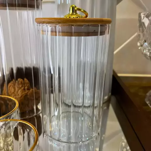 Pote Hermético de Vidro Borossilicato Canelado com Tampa de Bambu e Pegador Dourado – 750ml