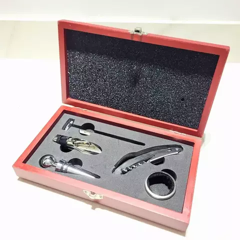 Kit Vinho com Estojo de Madeira na Cor Vinho Acompanha 5 Acessórios em Metal