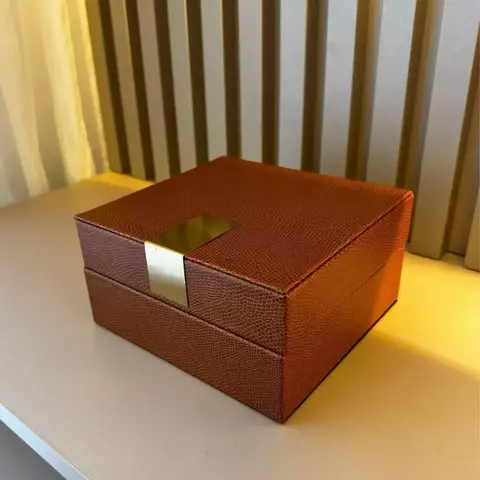 Caixa Quadrada Decorativa em MDF com Couro Sintético Mocca e Detalhe Dourado – 19x8x18cm