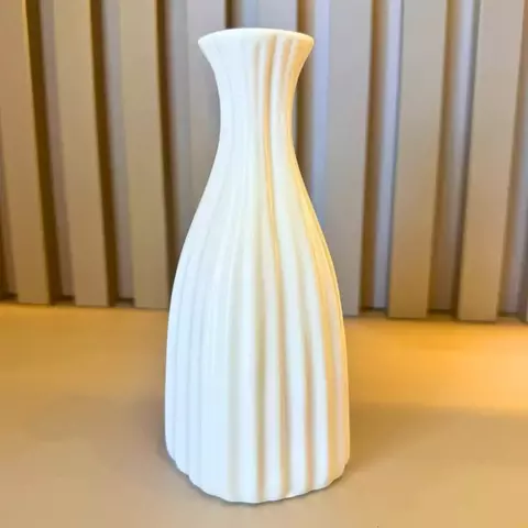 Vaso Decorativo Tulipa Pequeno em Cerâmica Branca e Design Canelado – 15x7cm