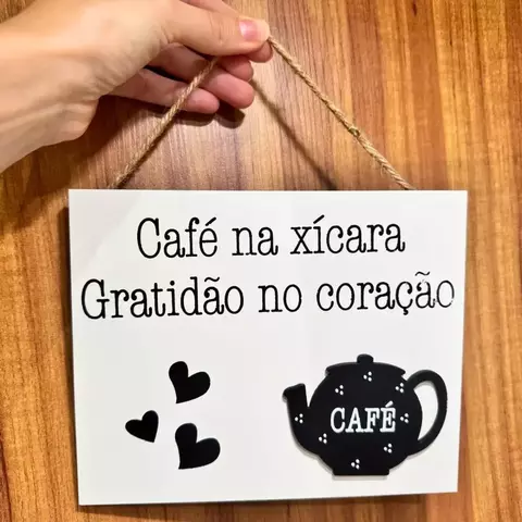 Placa Decorativa em MDF para Cantinho do Café com Corda e Escrita "Café na Xícara. Gratidão no Coração" - 20x16cm