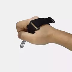 Tenedor perpendicular a la palma con agarre en internet
