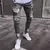 Calça jeans rasgada estilo jogador
