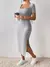 Vestido VITA® Rebeca feito em Malha com Manga Curta, Gola Quadrada e Fenda Lateral Casual e Elegante