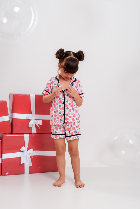 PIJAMA INFANTIL - CORAÇÃO ROSA E VIÉS PRETO.