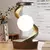 Luminária de Mesa Rotativa com Carregador Sem Fio na internet