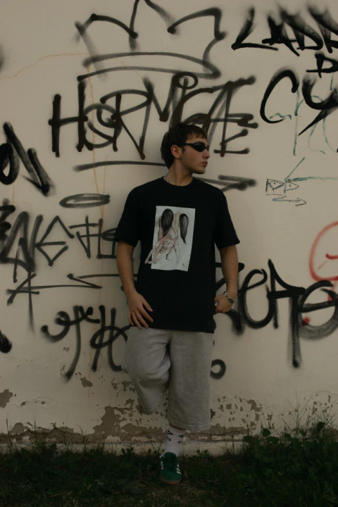 Remera regular. Diseño VIDA EN MUERTE