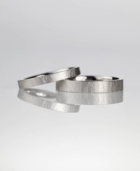 ALIANÇA 5 E 4 MM JATEADA