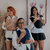 Tres mujeres sonrientes usando fulares preanudados ZariMax para cargar a sus bebés.