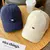 Boné Minimalista com Urso Bordado – Estilo Casual e Elegante, Unissex e Ajustável na internet