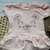 Roupa de Bebê Menina Macacão Curto Bordado Gatinha e Babado - GIGI & DAN