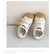 Tênis infantil para crianças com fechamento em velcro, leves, práticos e confortáveis.