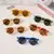 Óculos de Sol Redondos para Crianças – Colorido com Proteção UV400 Armação divertida e colorida no estilo checkerboard (xadrez). Esses óculos redondos são leves, confortáveis e protegem os olhos dos pequenos com filtro UV400. Perfeitos para passeios ao ar livre! - Haru & Koda